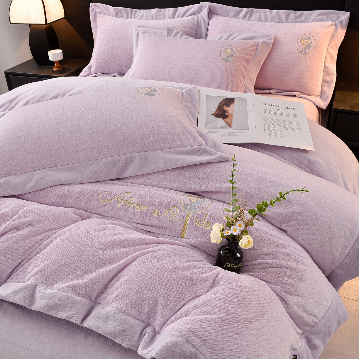 91家纺网 家纺一手货源 找家纺 柔享家（原芷澜家纺） 2025新款A类高克重全消光水貂绒刺绣四件套系列-居里夫人 居里夫人-香芋紫