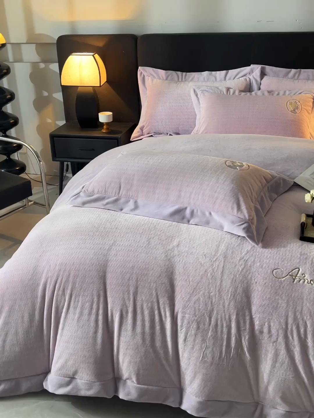 91家纺网 家纺一手货源 找家纺 柔享家（原芷澜家纺） 2025新款A类高克重全消光水貂绒刺绣四件套系列-居里夫人 居里夫人-香芋紫