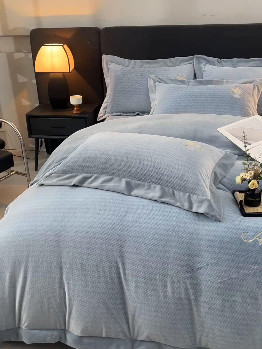 91家纺网 家纺一手货源 找家纺 柔享家（原芷澜家纺） 2025新款A类高克重全消光水貂绒刺绣四件套系列-居里夫人 居里夫人-天空蓝