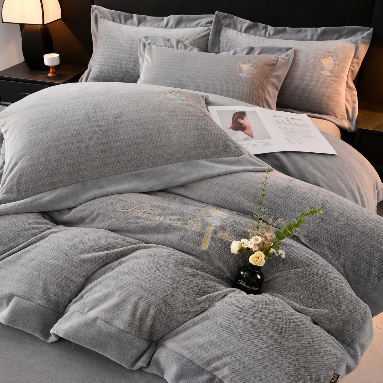 91家纺网 家纺一手货源 找家纺 柔享家（原芷澜家纺） 2025新款A类高克重全消光水貂绒刺绣四件套系列-居里夫人 居里夫人-雾灰色