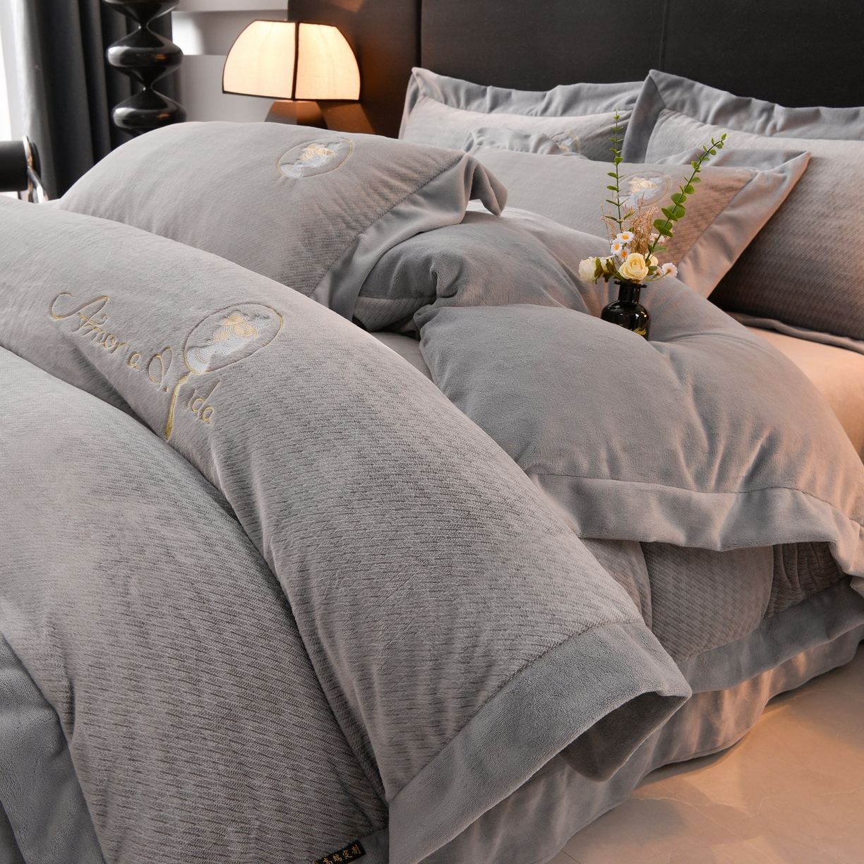 91家纺网 家纺一手货源 找家纺 柔享家（原芷澜家纺） 2025新款A类高克重全消光水貂绒刺绣四件套系列-居里夫人 居里夫人-雾灰色