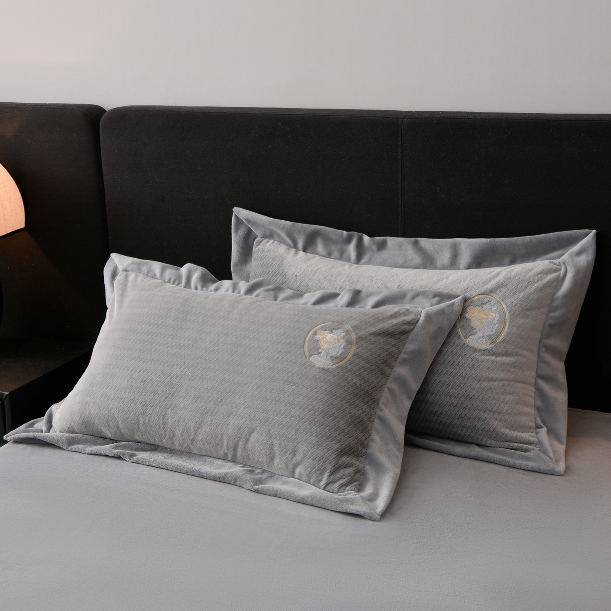 91家纺网 家纺一手货源 找家纺 柔享家（原芷澜家纺） 2025新款A类高克重全消光水貂绒刺绣四件套系列-居里夫人 居里夫人-雾灰色