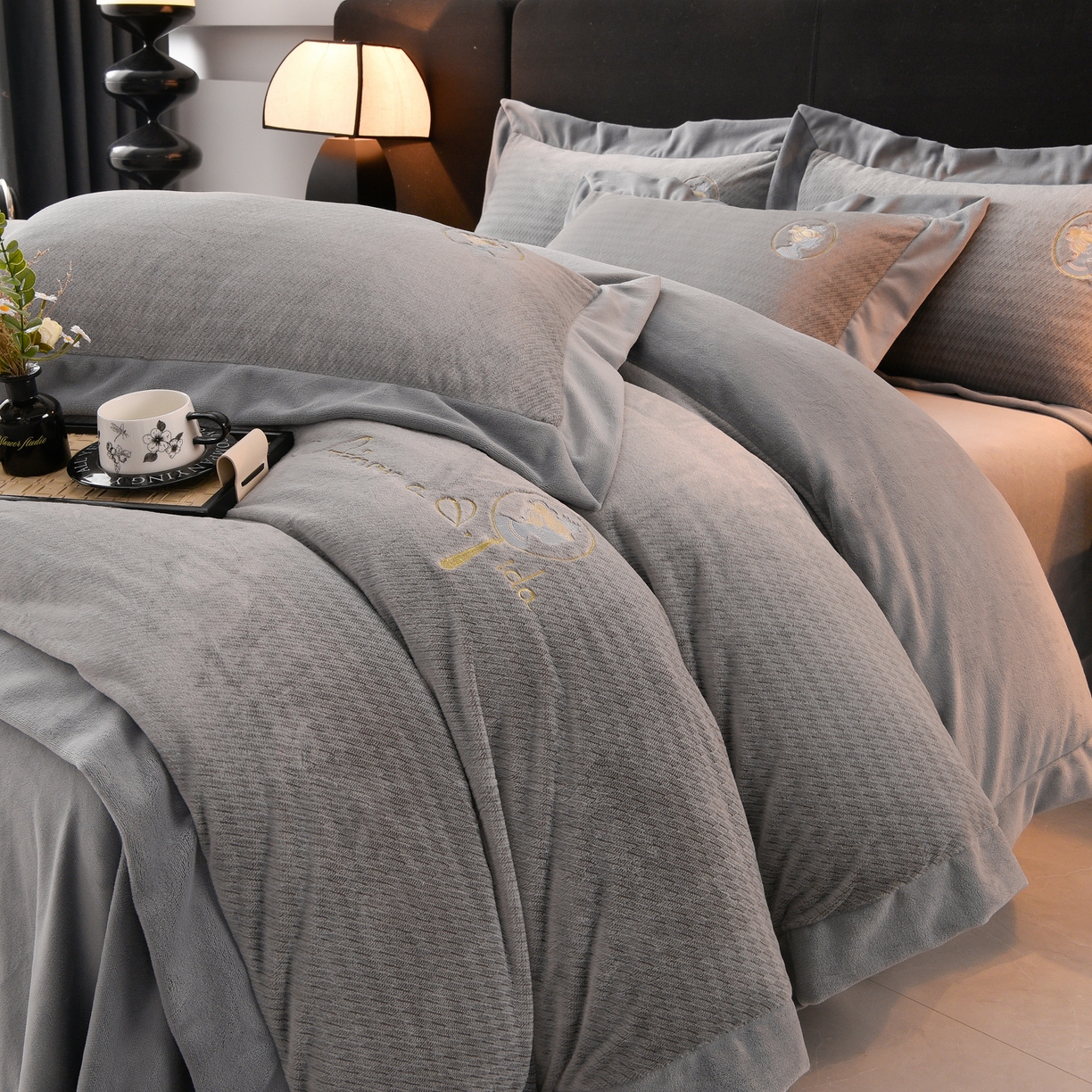 91家纺网 家纺一手货源 找家纺 柔享家（原芷澜家纺） 2025新款A类高克重全消光水貂绒刺绣四件套系列-居里夫人 居里夫人-雾灰色