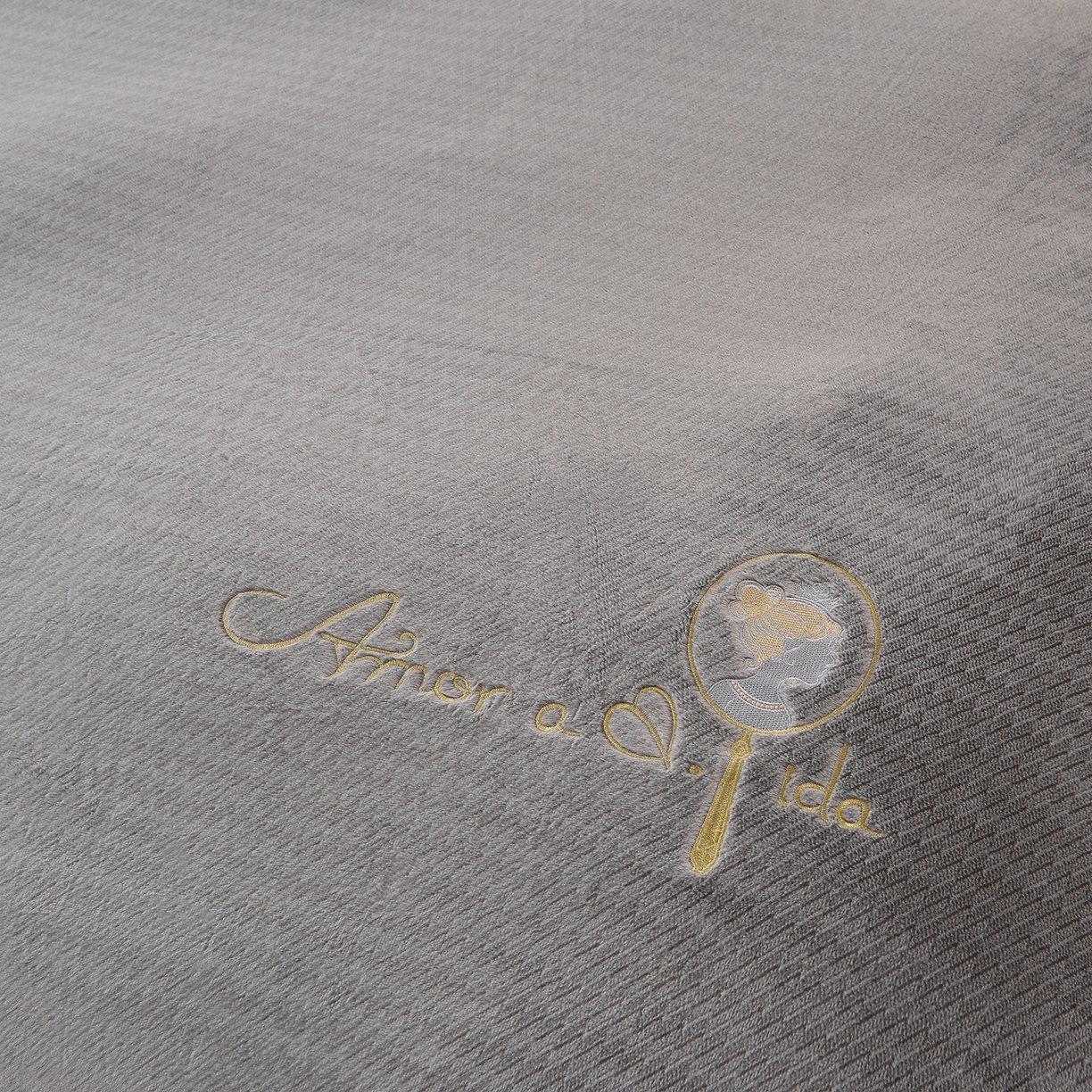 91家纺网 家纺一手货源 找家纺 柔享家（原芷澜家纺） 2025新款A类高克重全消光水貂绒刺绣四件套系列-居里夫人 居里夫人-雾灰色