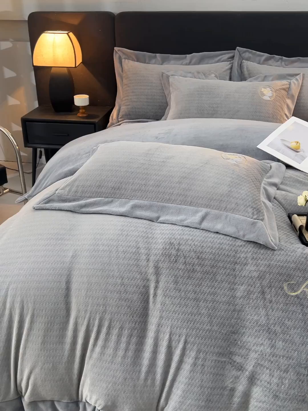 91家纺网 家纺一手货源 找家纺 柔享家（原芷澜家纺） 2025新款A类高克重全消光水貂绒刺绣四件套系列-居里夫人 居里夫人-雾灰色