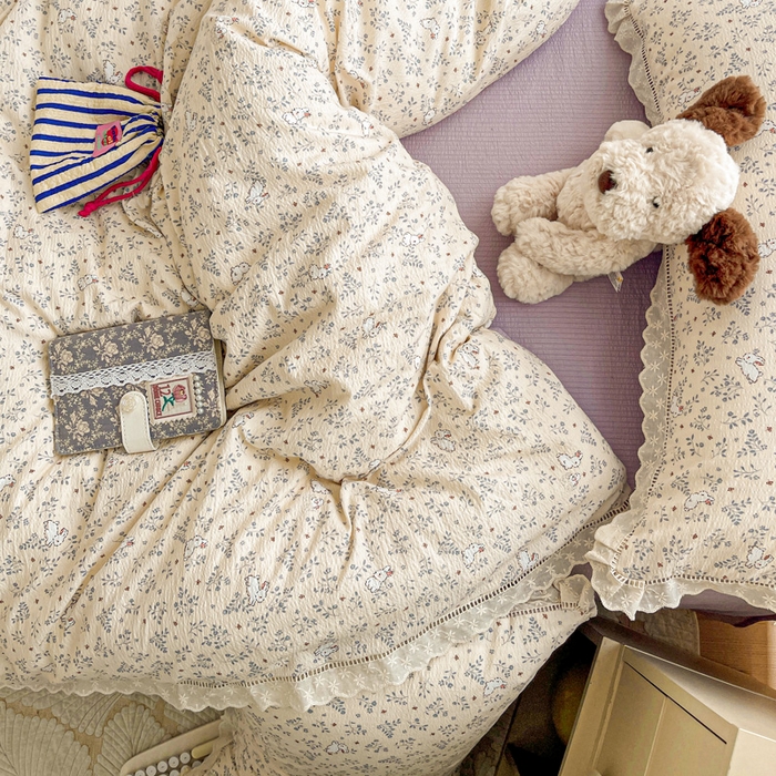 91家纺网 家纺一手货源 找家纺 梦纤绒 2025新款云感木棉皱皱双层纱全棉花边四件套 花园兔