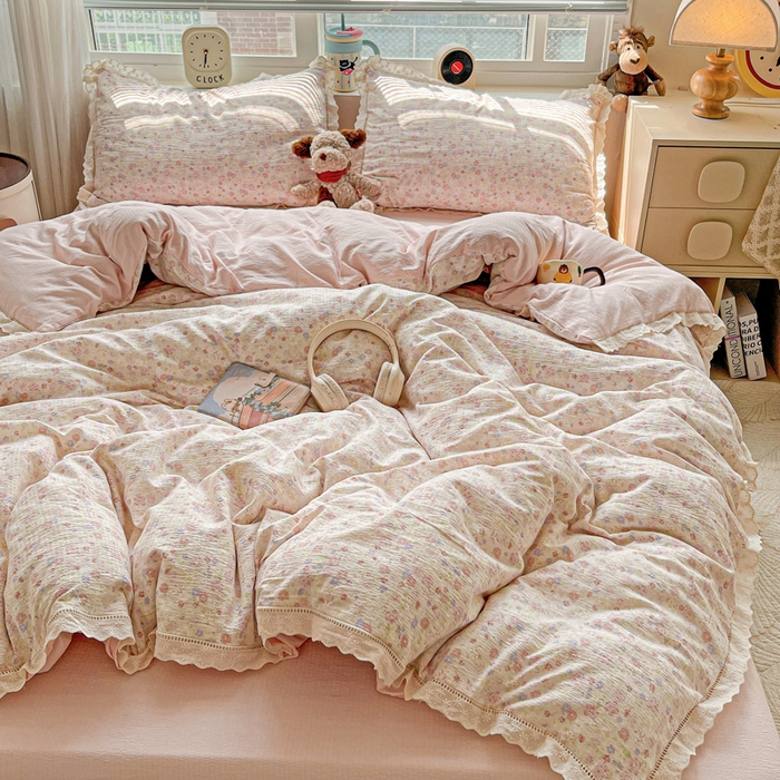 91家纺网 家纺一手货源 找家纺 梦纤绒 2025新款云感木棉皱皱双层纱全棉花边四件套 桃花诺