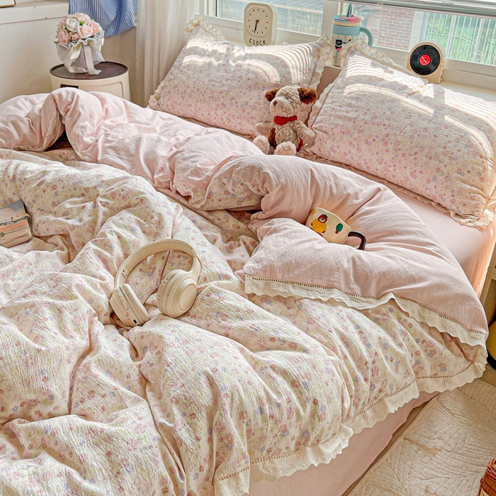 91家纺网 家纺一手货源 找家纺 梦纤绒 2025新款云感木棉皱皱双层纱全棉花边四件套 桃花诺