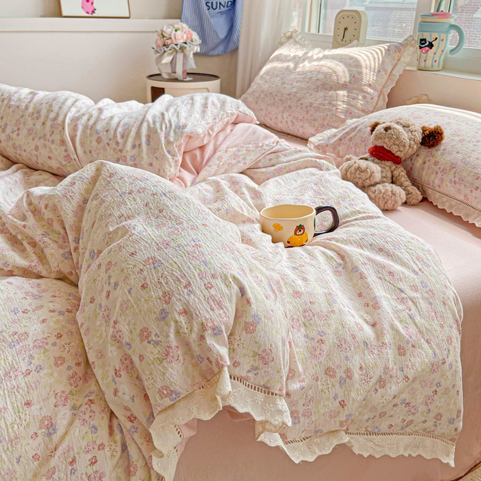 91家纺网 家纺一手货源 找家纺 梦纤绒 2025新款云感木棉皱皱双层纱全棉花边四件套 桃花诺