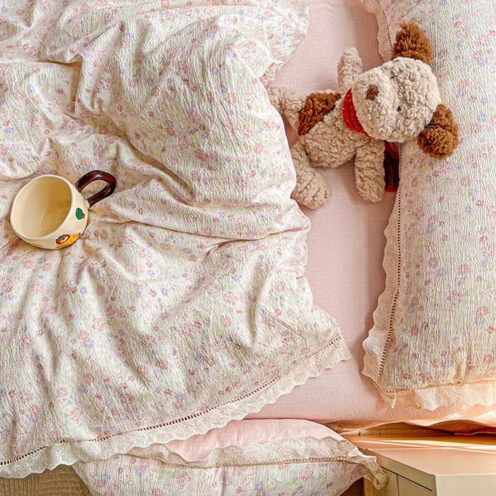 91家纺网 家纺一手货源 找家纺 梦纤绒 2025新款云感木棉皱皱双层纱全棉花边四件套 桃花诺