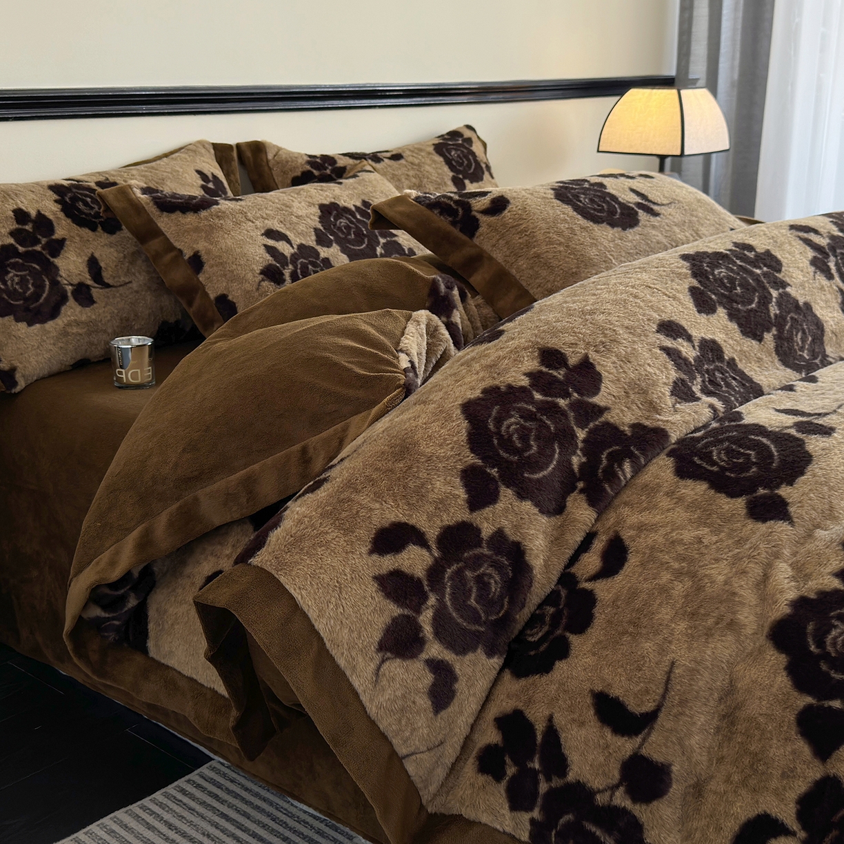 91家纺网 家纺一手货源 找家纺 （总）金艾草 2025新款轻奢獭兔毛美拉德风印花拼角床单款四件套