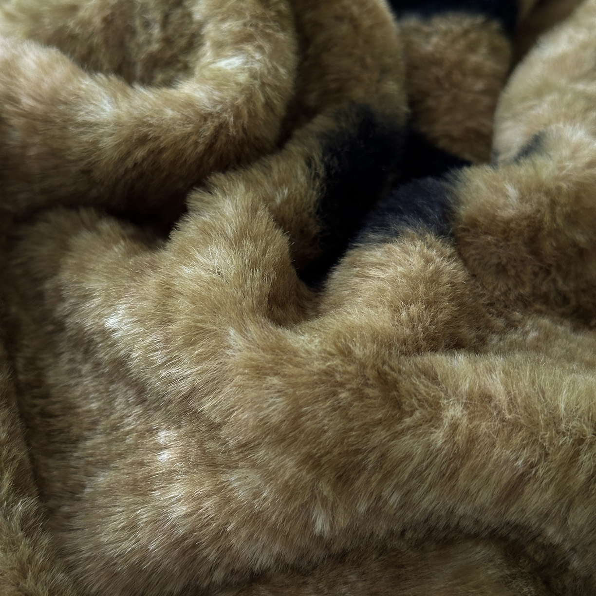 91家纺网 家纺一手货源 找家纺 金艾草 2025新款轻奢獭兔毛美拉德风印花拼角床单款四件套 繁花咖