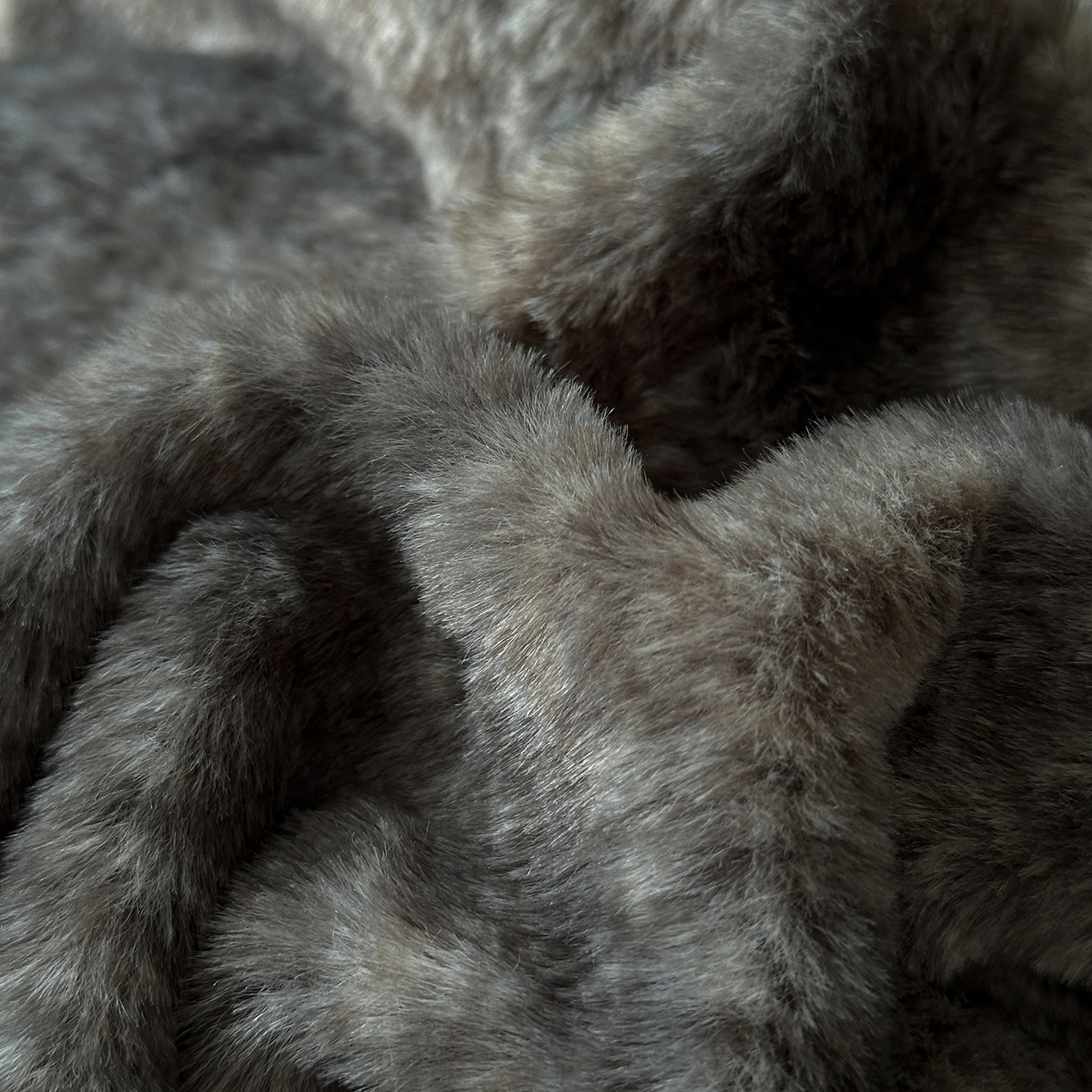 91家纺网 家纺一手货源 找家纺 金艾草 2025新款轻奢獭兔毛美拉德风印花拼角床单款四件套 繁花灰