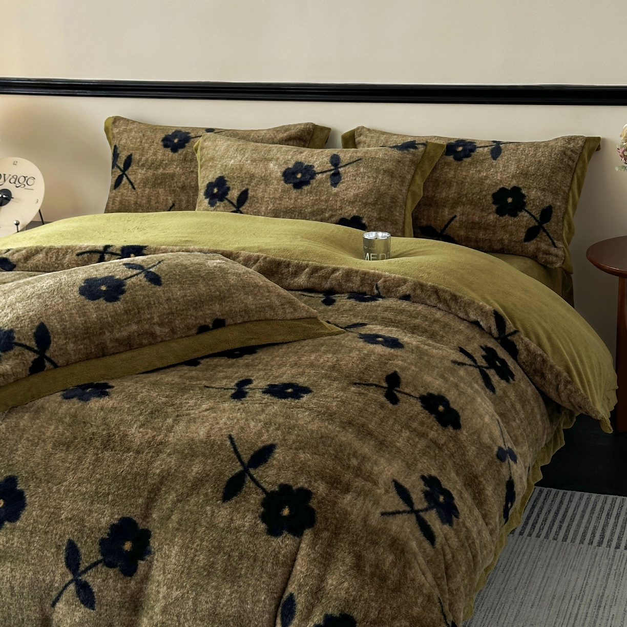 91家纺网 家纺一手货源 找家纺 金艾草 2025新款轻奢獭兔毛美拉德风印花拼角床单款四件套 繁花咖