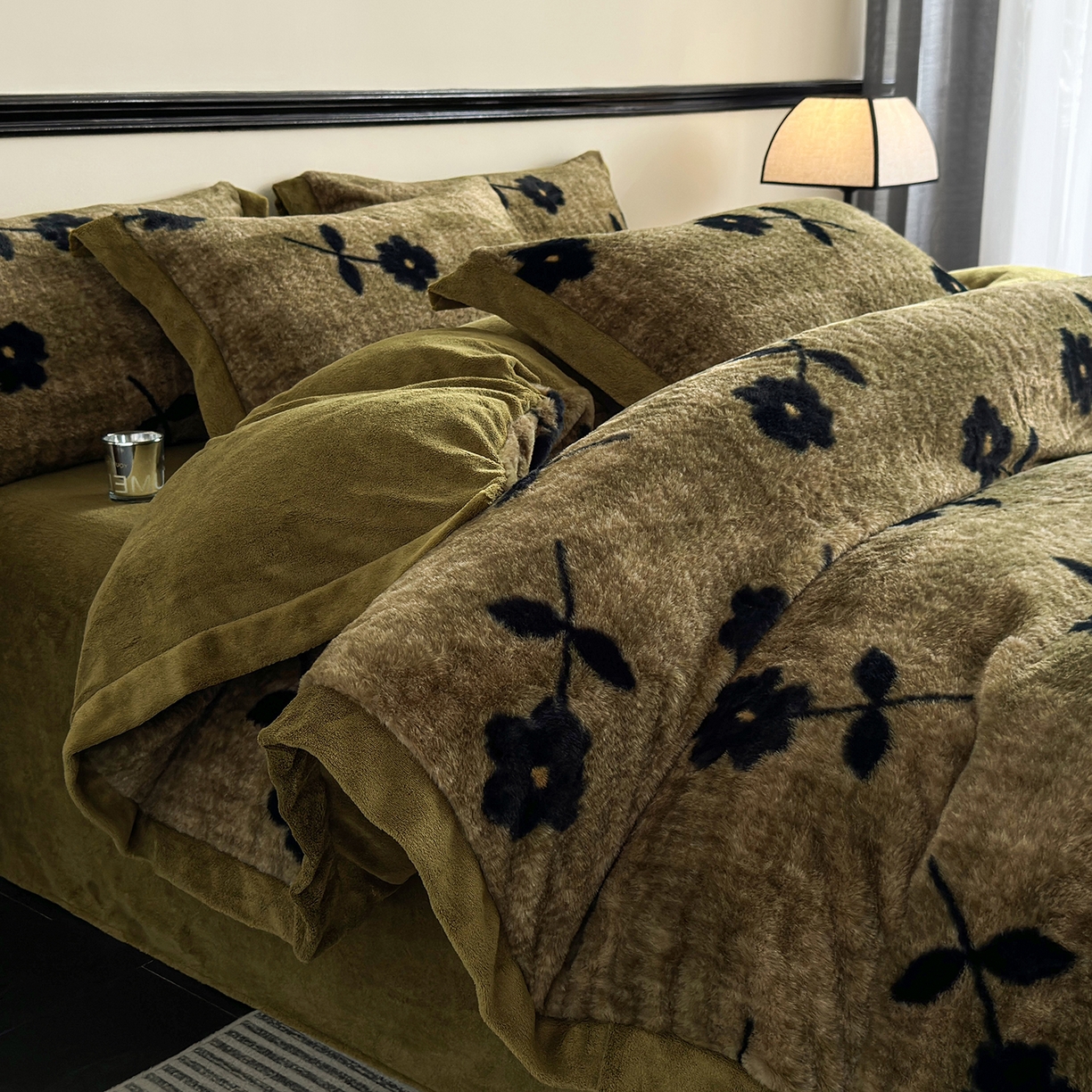 91家纺网 家纺一手货源 找家纺 金艾草 2025新款轻奢獭兔毛美拉德风印花拼角床单款四件套 繁花咖