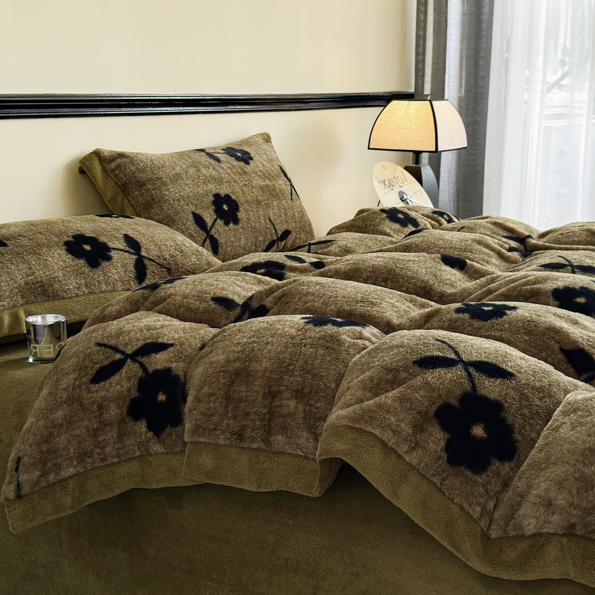 91家纺网 家纺一手货源 找家纺 金艾草 2025新款轻奢獭兔毛美拉德风印花拼角床单款四件套 繁花咖