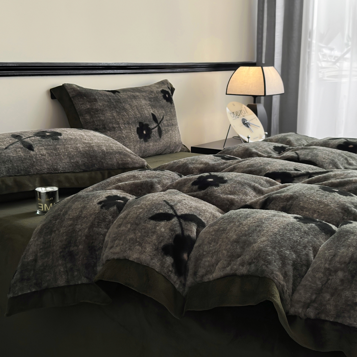 91家纺网 家纺一手货源 找家纺 金艾草 2025新款轻奢獭兔毛美拉德风印花拼角床单款四件套 繁花灰