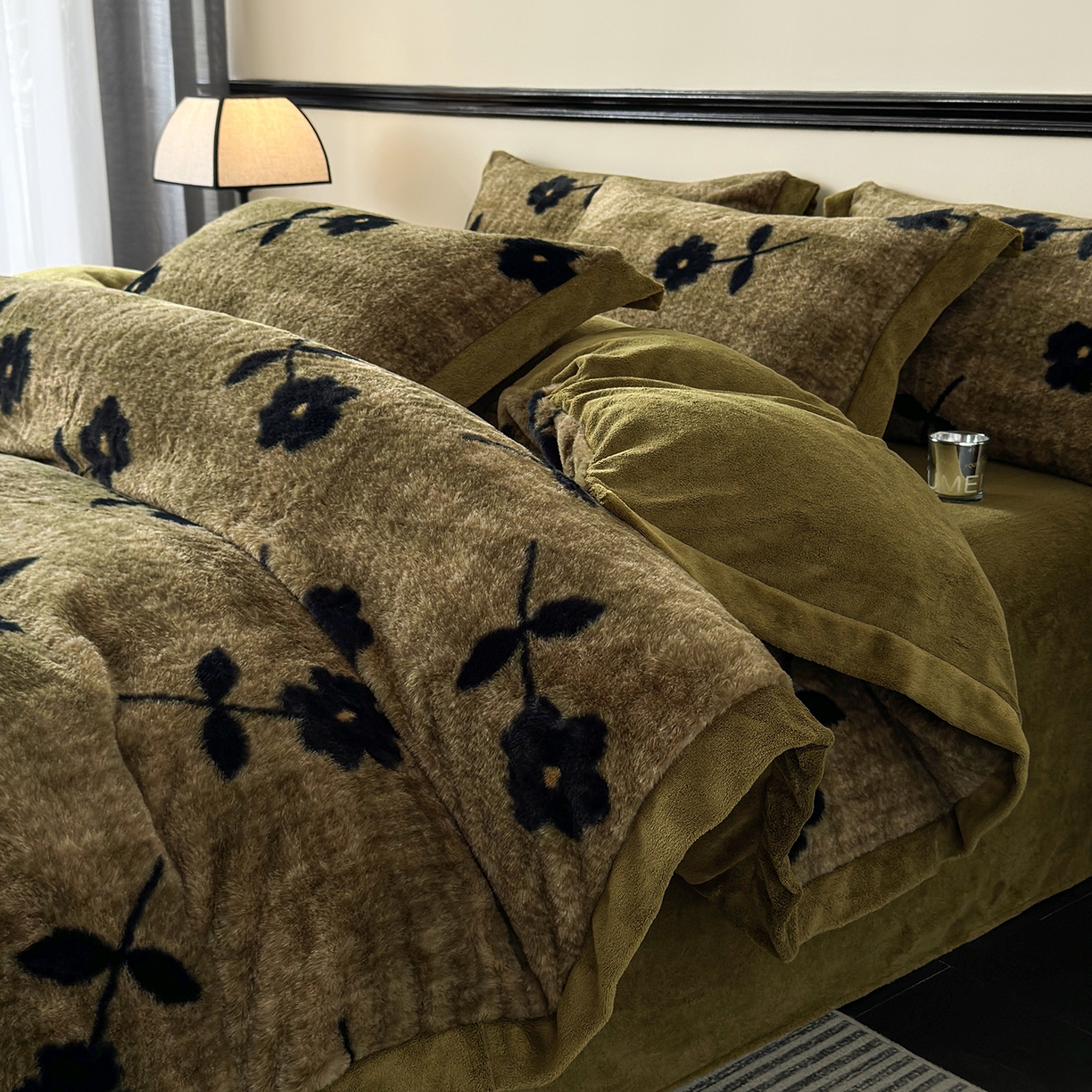 91家纺网 家纺一手货源 找家纺 金艾草 2025新款轻奢獭兔毛美拉德风印花拼角床单款四件套 繁花咖