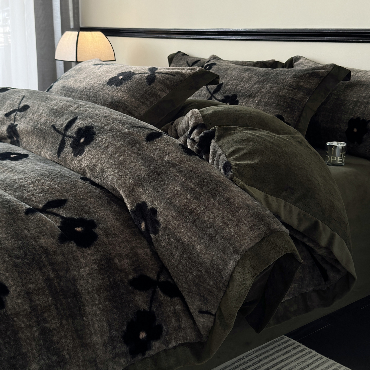 91家纺网 家纺一手货源 找家纺 金艾草 2025新款轻奢獭兔毛美拉德风印花拼角床单款四件套 繁花灰