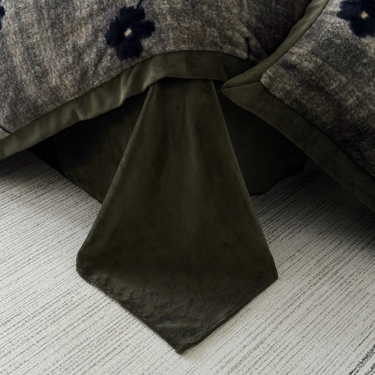 91家纺网 家纺一手货源 找家纺 金艾草 2025新款轻奢獭兔毛美拉德风印花拼角床单款四件套 繁花灰