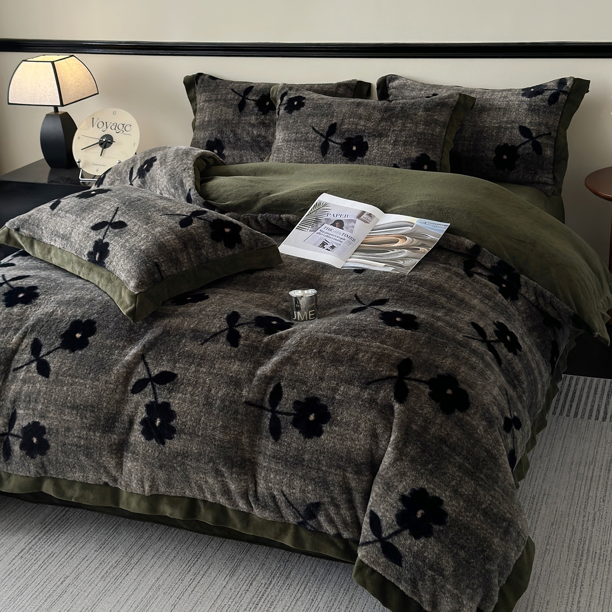 91家纺网 家纺一手货源 找家纺 金艾草 2025新款轻奢獭兔毛美拉德风印花拼角床单款四件套 繁花灰