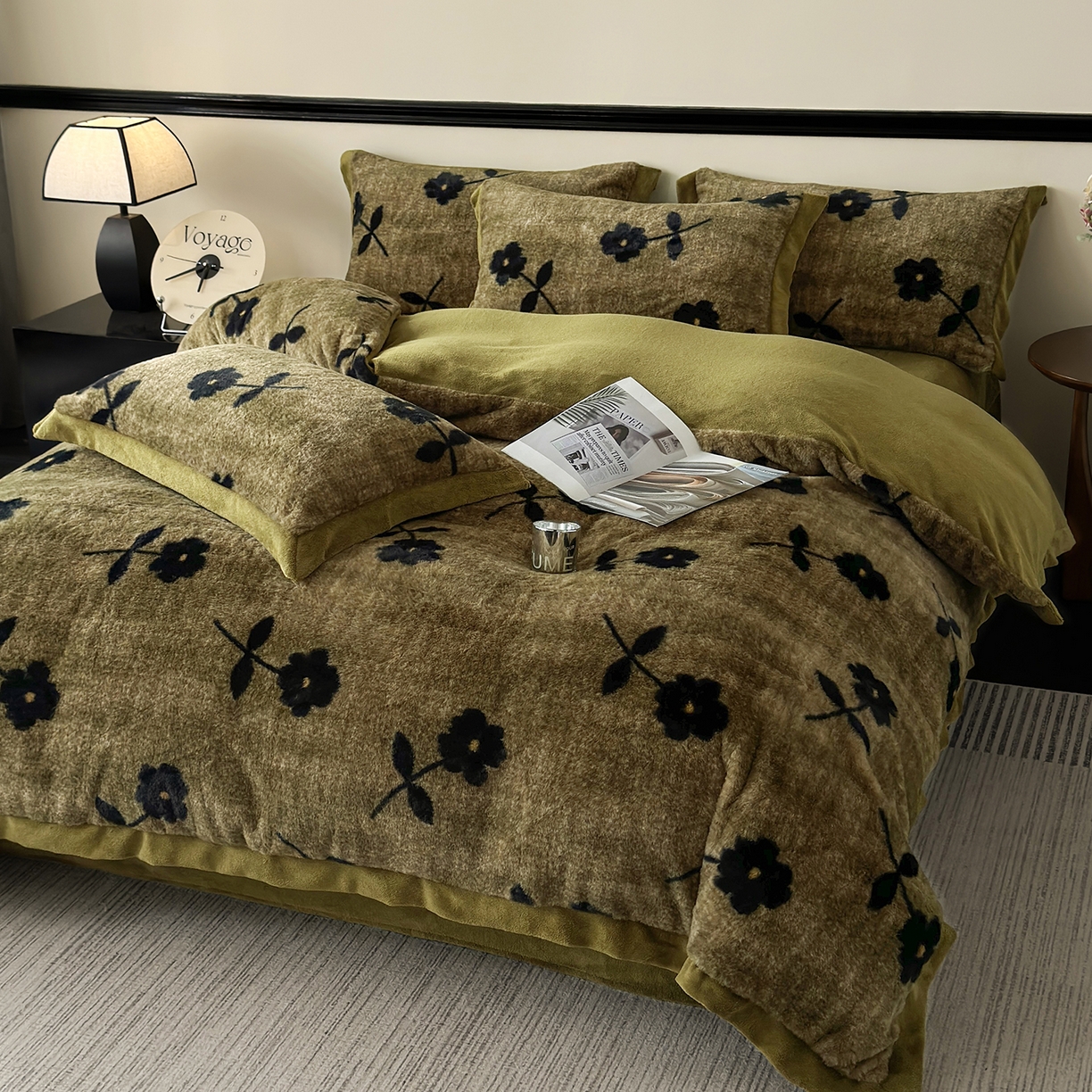 91家纺网 家纺一手货源 找家纺 金艾草 2025新款轻奢獭兔毛美拉德风印花拼角床单款四件套 繁花咖