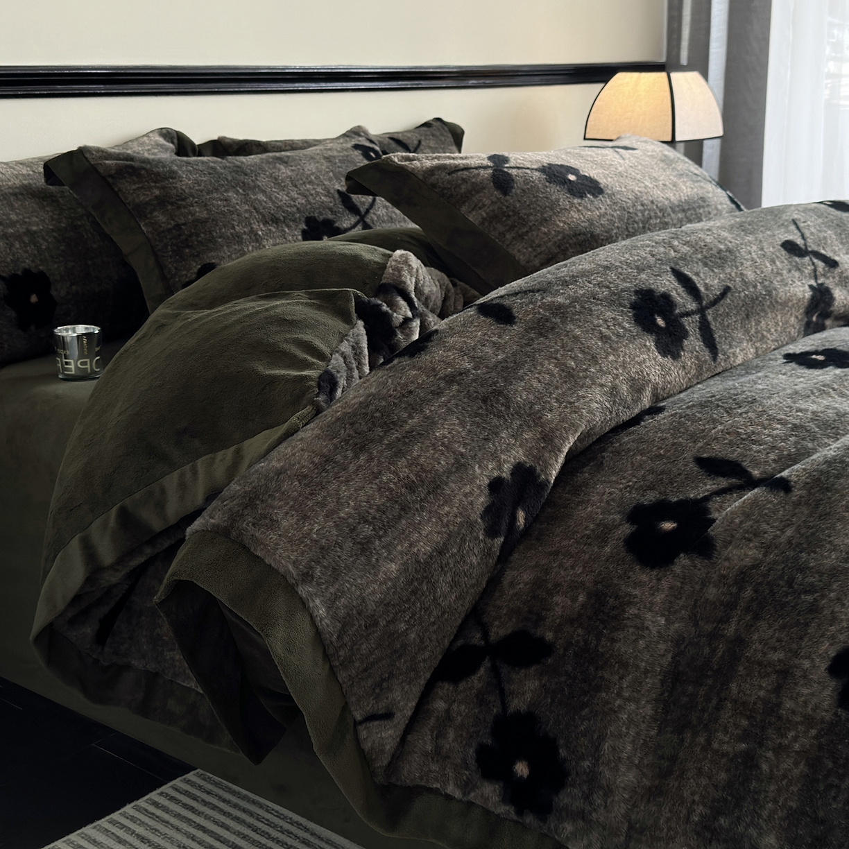 91家纺网 家纺一手货源 找家纺 金艾草 2025新款轻奢獭兔毛美拉德风印花拼角床单款四件套 繁花灰