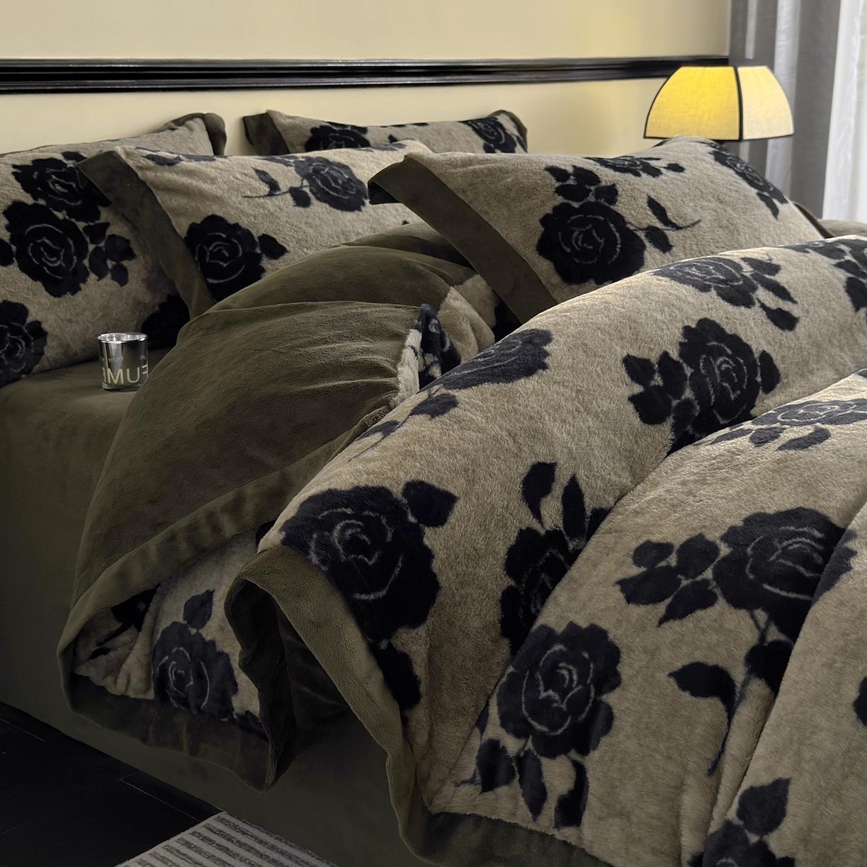 91家纺网 家纺一手货源 找家纺 （总）金艾草 2025新款轻奢獭兔毛美拉德风印花拼角床单款四件套