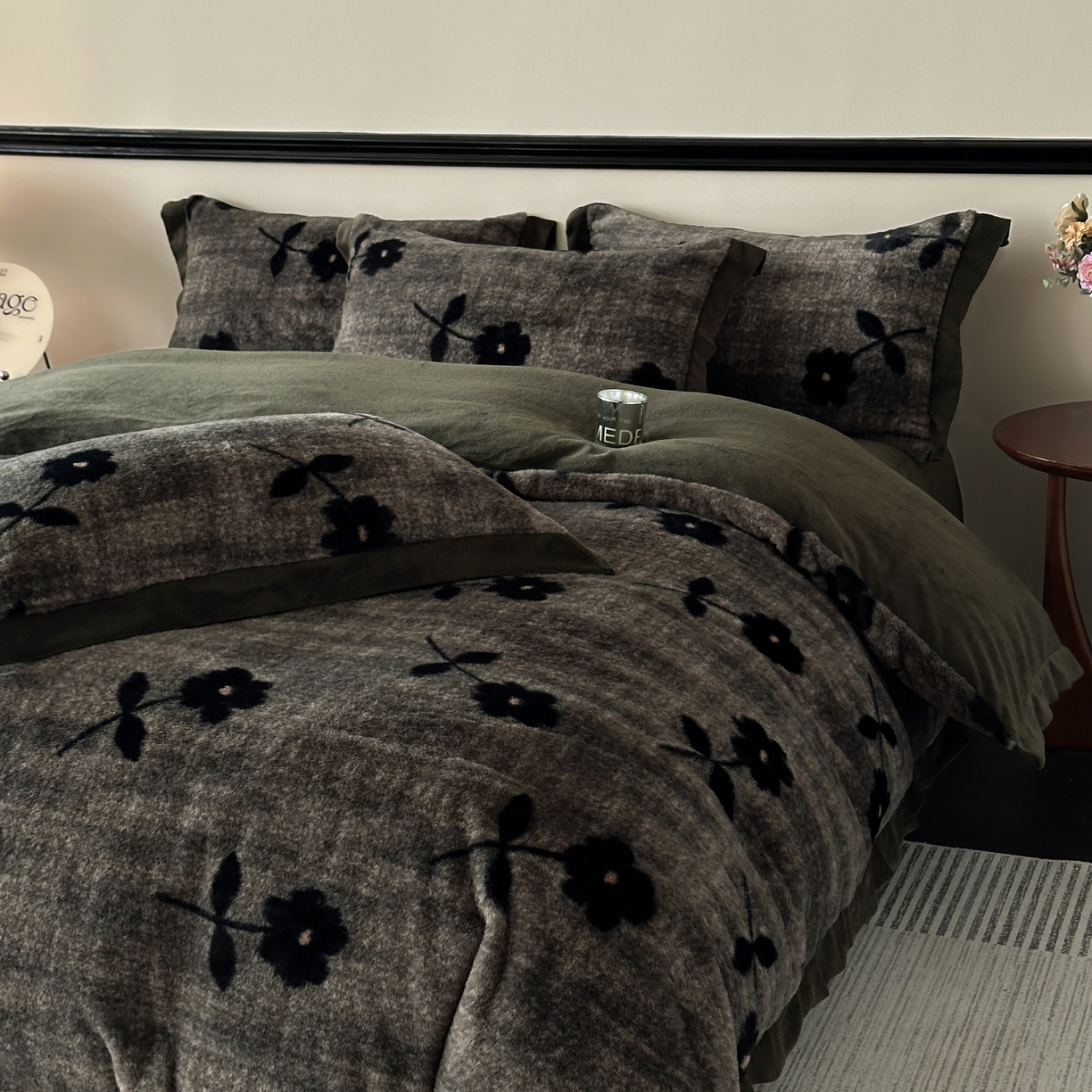 91家纺网 家纺一手货源 找家纺 金艾草 2025新款轻奢獭兔毛美拉德风印花拼角床单款四件套 繁花灰