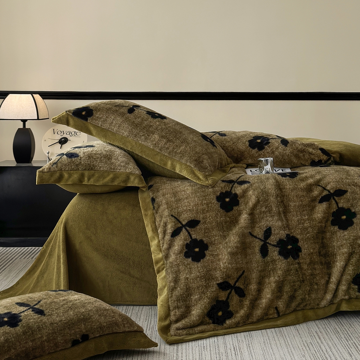 91家纺网 家纺一手货源 找家纺 金艾草 2025新款轻奢獭兔毛美拉德风印花拼角床单款四件套 繁花咖