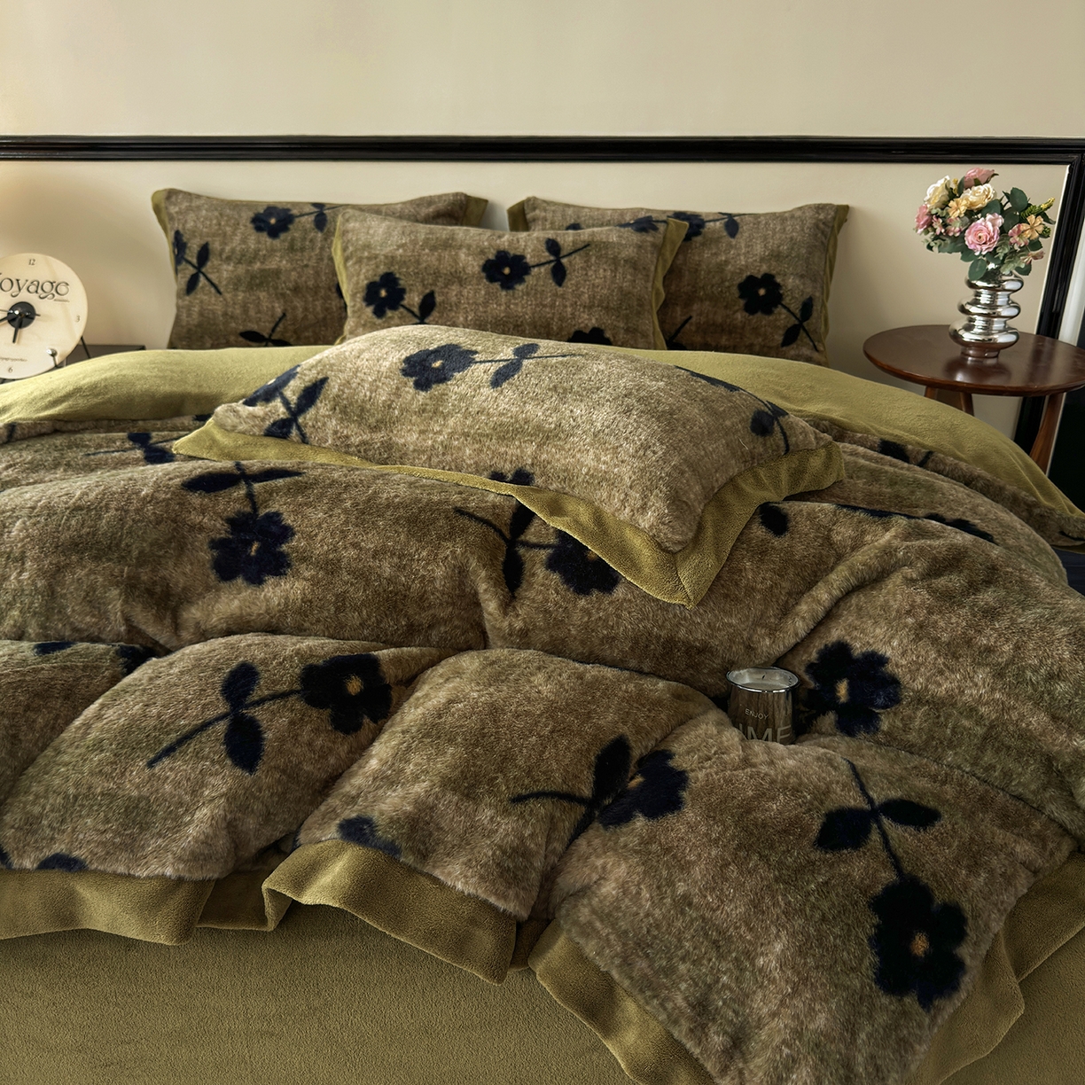 91家纺网 家纺一手货源 找家纺 金艾草 2025新款轻奢獭兔毛美拉德风印花拼角床单款四件套 繁花咖