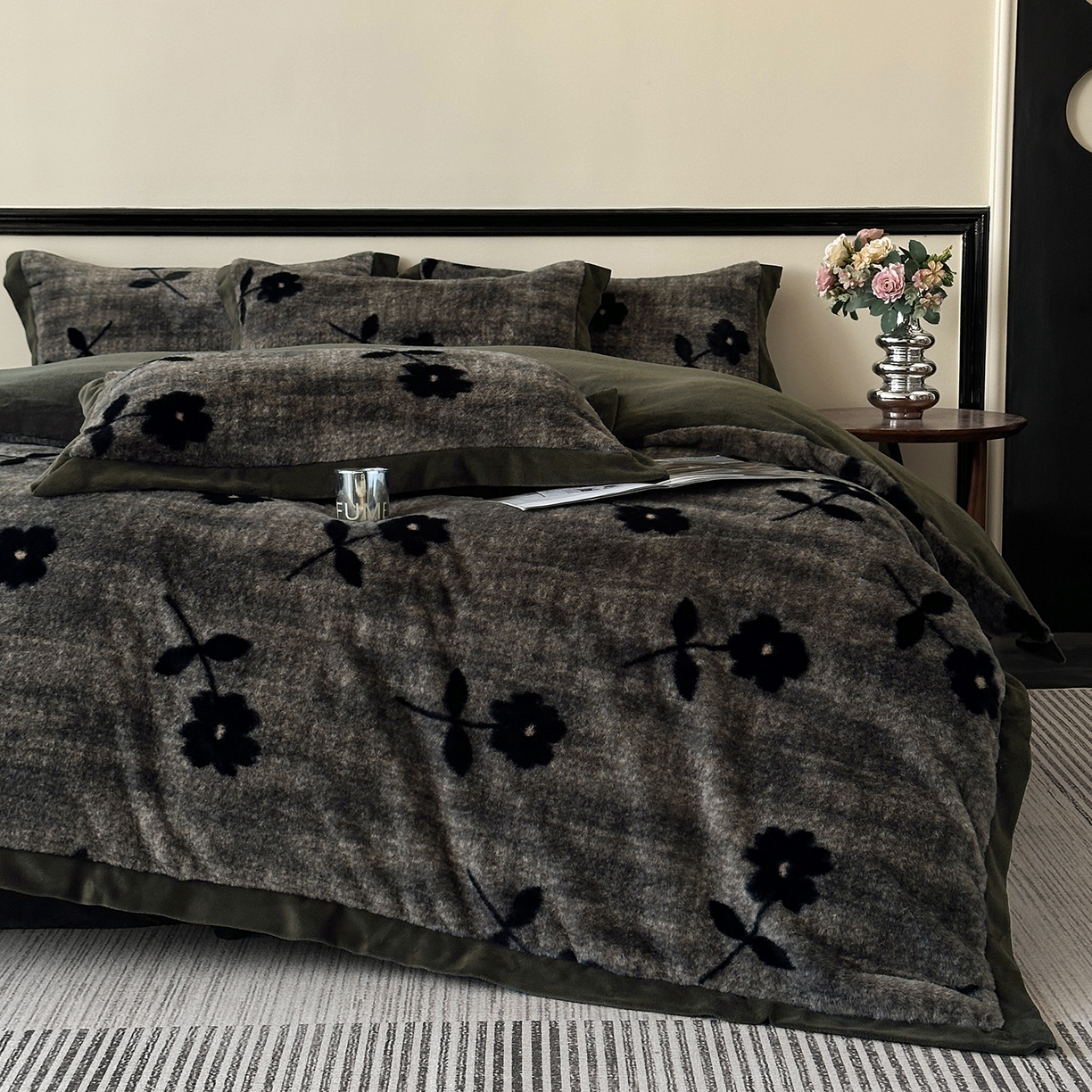 91家纺网 家纺一手货源 找家纺 金艾草 2025新款轻奢獭兔毛美拉德风印花拼角床单款四件套 繁花灰