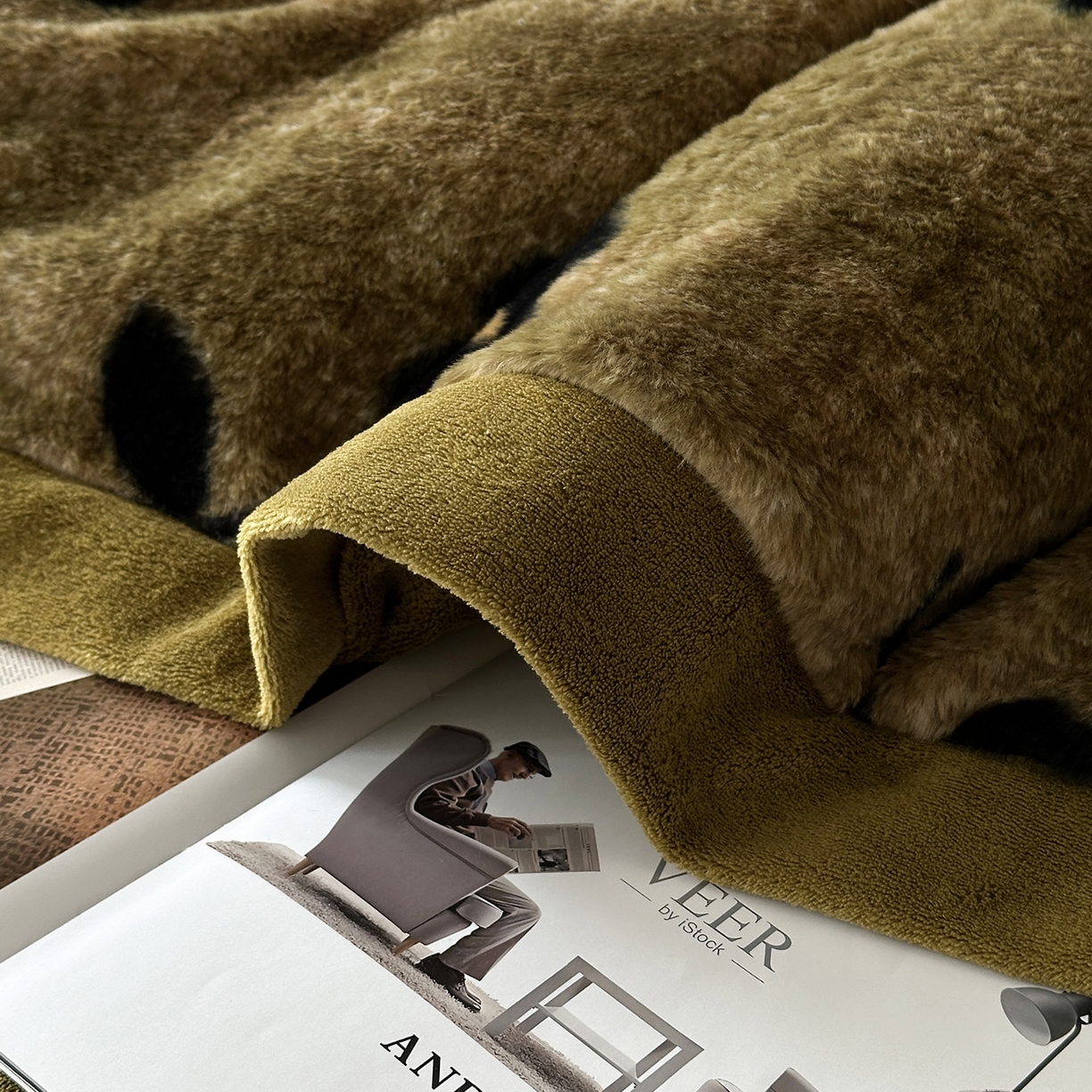 91家纺网 家纺一手货源 找家纺 金艾草 2025新款轻奢獭兔毛美拉德风印花拼角床单款四件套 繁花咖