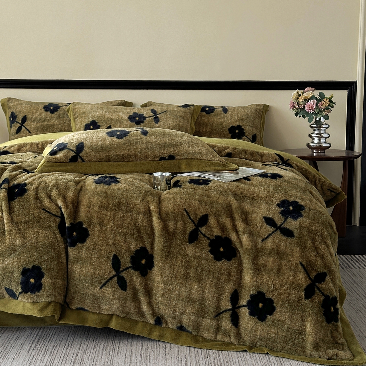 91家纺网 家纺一手货源 找家纺 金艾草 2025新款轻奢獭兔毛美拉德风印花拼角床单款四件套 繁花咖