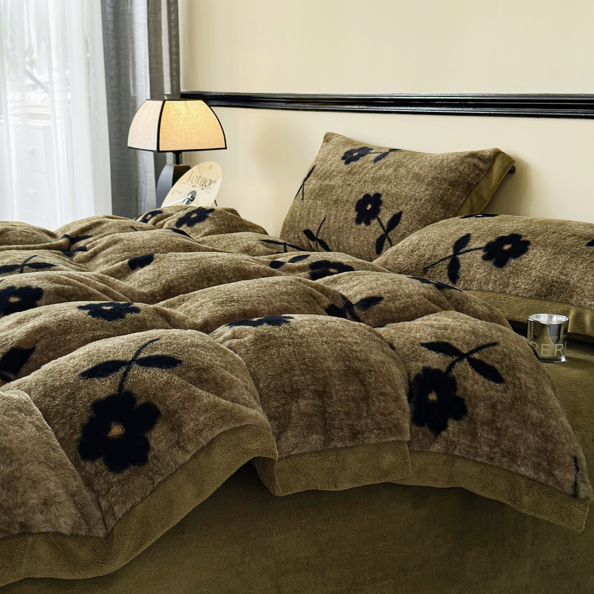 91家纺网 家纺一手货源 找家纺 金艾草 2025新款轻奢獭兔毛美拉德风印花拼角床单款四件套 繁花咖