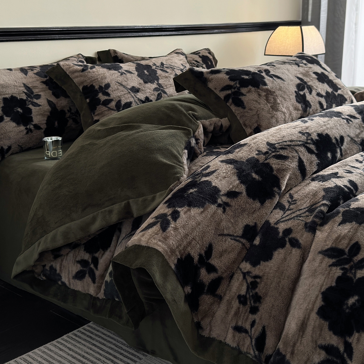 91家纺网 家纺一手货源 找家纺 金艾草 2025新款轻奢獭兔毛美拉德风印花拼角床单款四件套 简爱