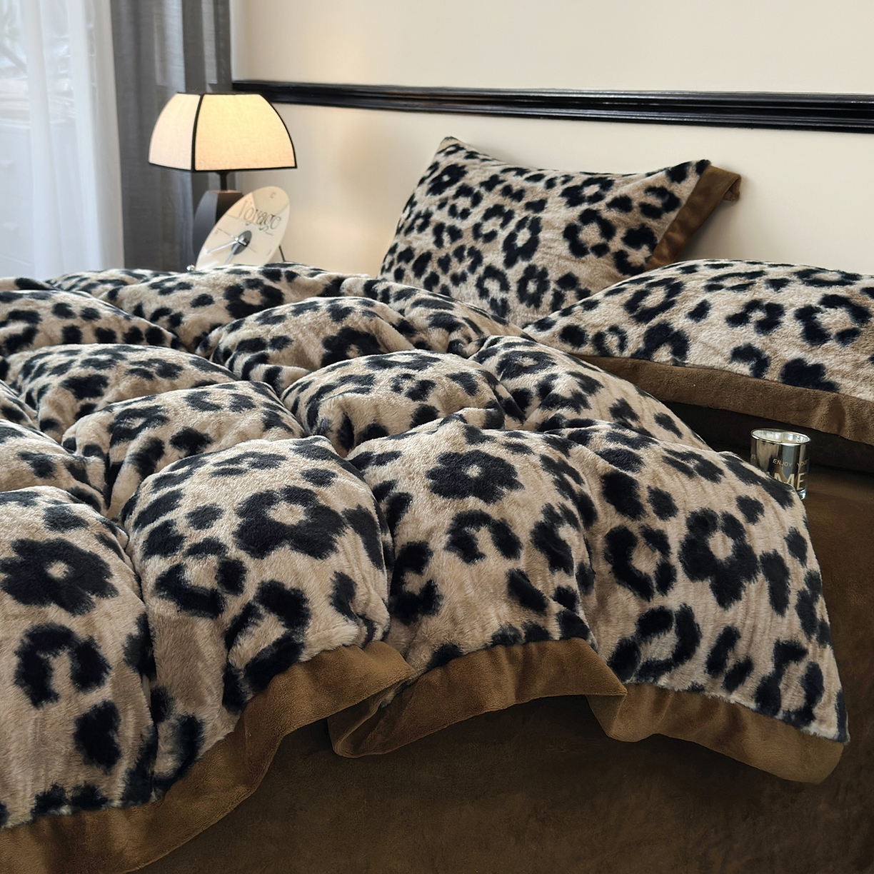 91家纺网 家纺一手货源 找家纺 （总）金艾草 2025新款轻奢獭兔毛美拉德风印花拼角床单款四件套