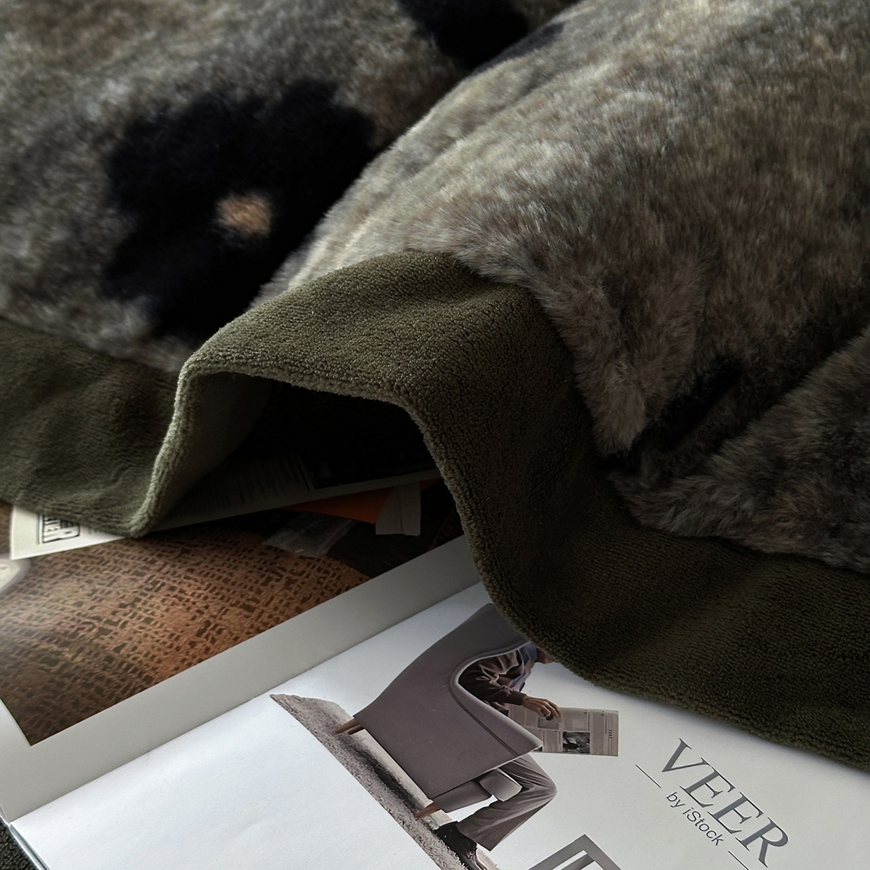 91家纺网 家纺一手货源 找家纺 金艾草 2025新款轻奢獭兔毛美拉德风印花拼角床单款四件套 繁花灰