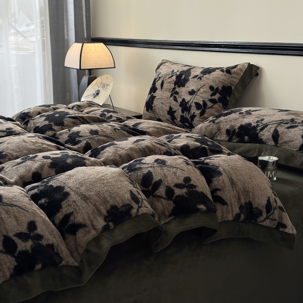 91家纺网 家纺一手货源 找家纺 金艾草 2025新款轻奢獭兔毛美拉德风印花拼角床单款四件套 简爱