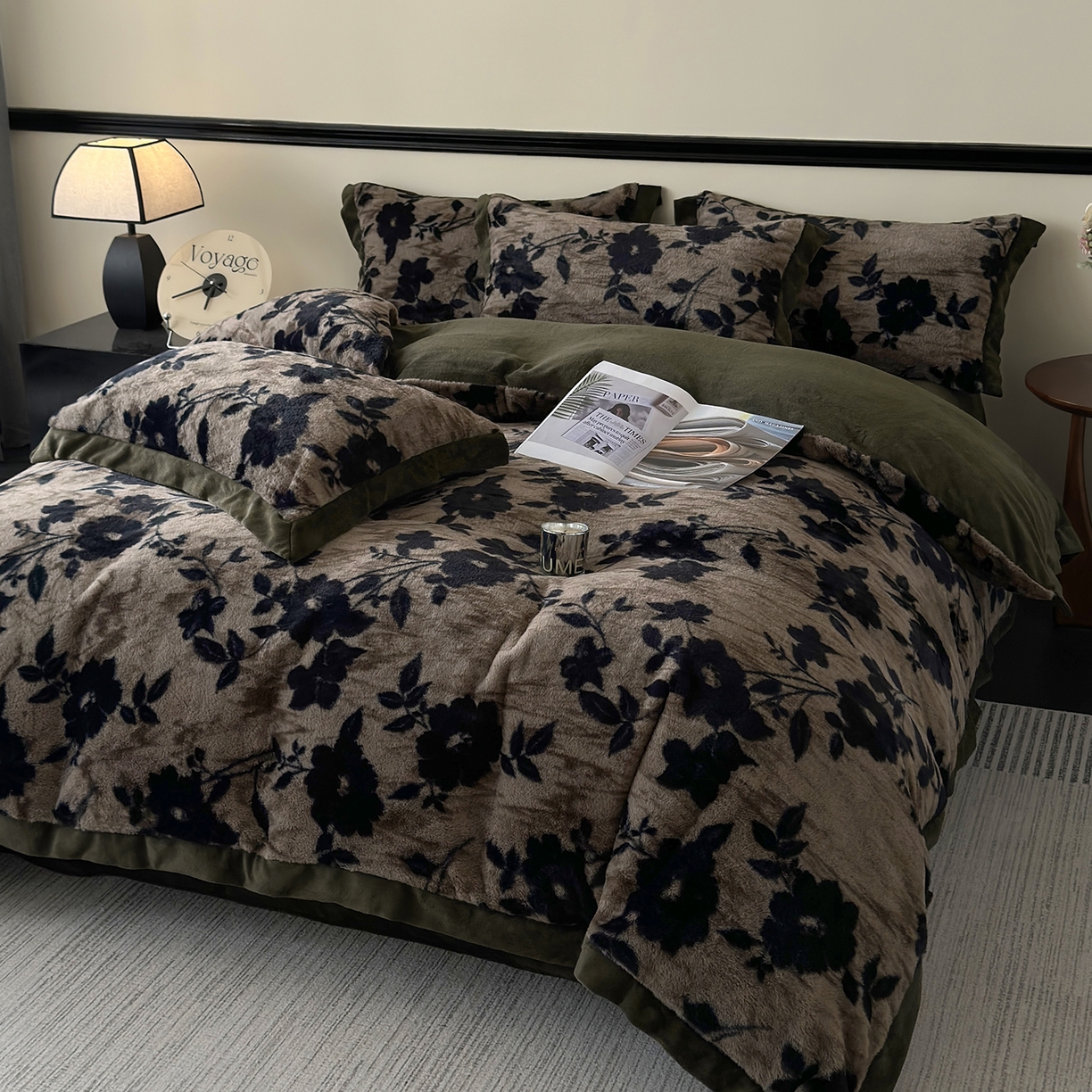 91家纺网 家纺一手货源 找家纺 金艾草 2025新款轻奢獭兔毛美拉德风印花拼角床单款四件套 简爱