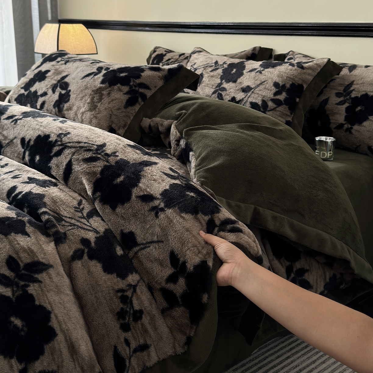 91家纺网 家纺一手货源 找家纺 金艾草 2025新款轻奢獭兔毛美拉德风印花拼角床单款四件套 简爱