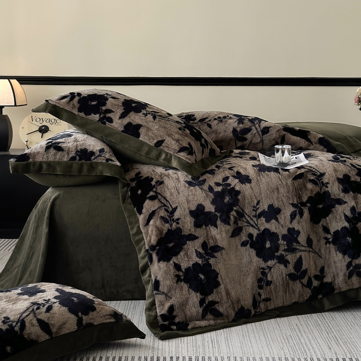 91家纺网 家纺一手货源 找家纺 金艾草 2025新款轻奢獭兔毛美拉德风印花拼角床单款四件套 简爱