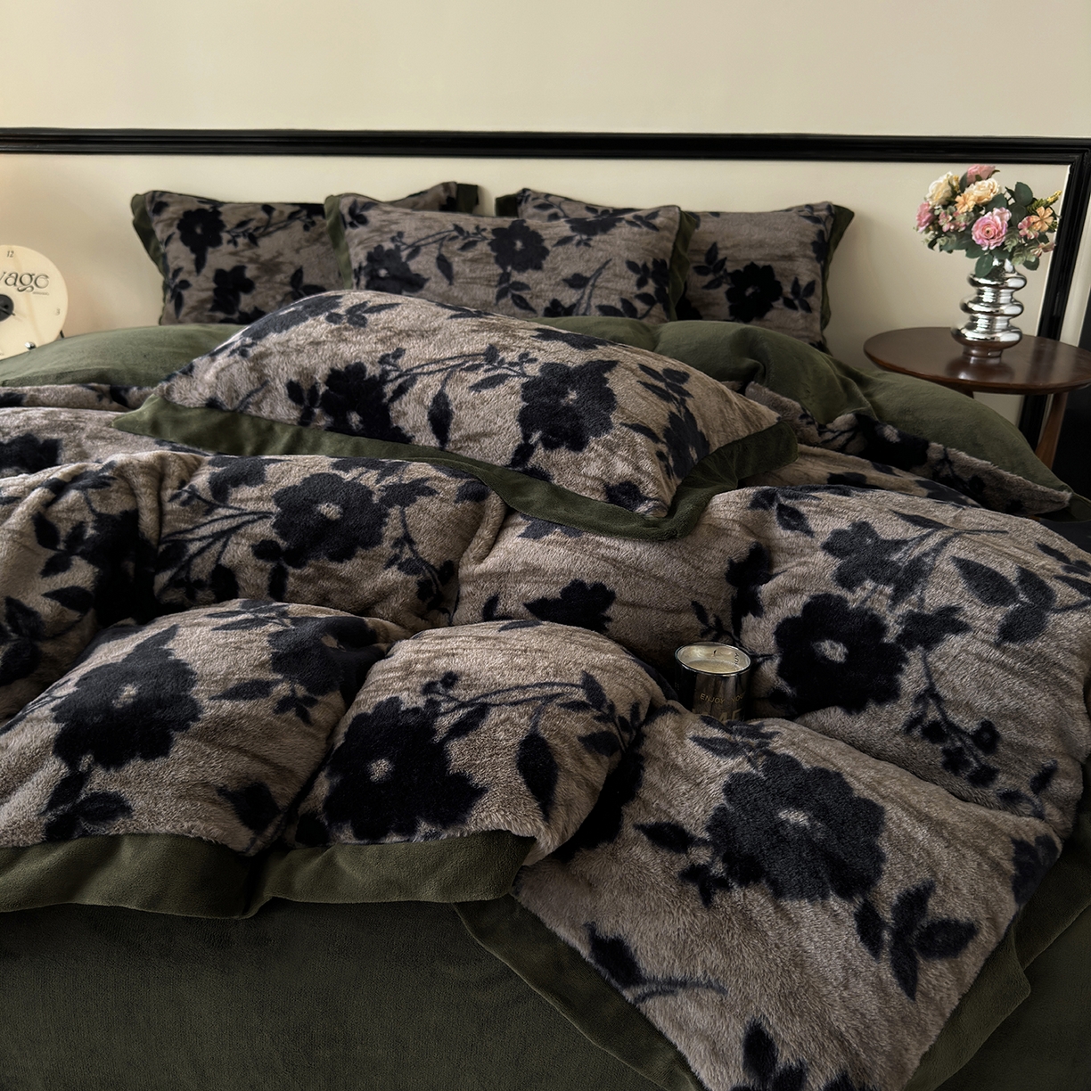 91家纺网 家纺一手货源 找家纺 金艾草 2025新款轻奢獭兔毛美拉德风印花拼角床单款四件套 简爱