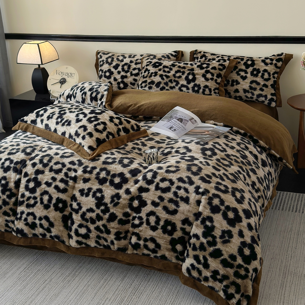 91家纺网 家纺一手货源 找家纺 金艾草 2025新款轻奢獭兔毛美拉德风印花拼角床单款四件套 豹纹