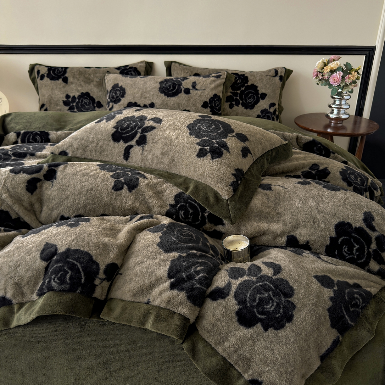 91家纺网 家纺一手货源 找家纺 金艾草 2025新款轻奢獭兔毛美拉德风印花拼角床单款四件套 盛放灰