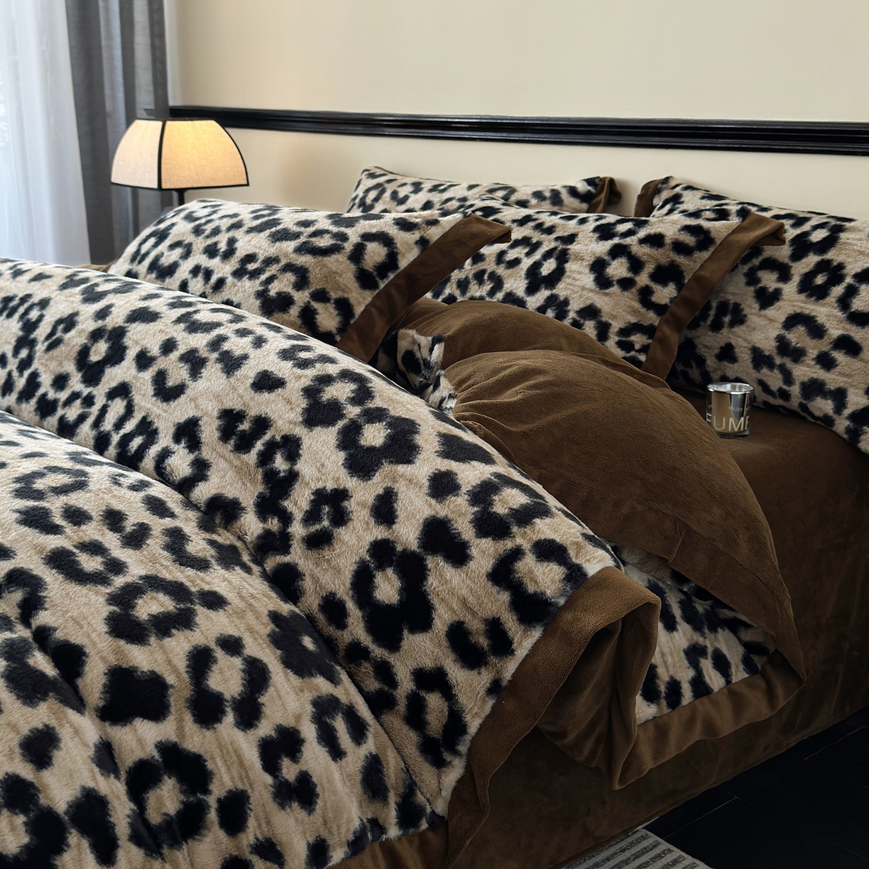 91家纺网 家纺一手货源 找家纺 金艾草 2025新款轻奢獭兔毛美拉德风印花拼角床单款四件套 豹纹