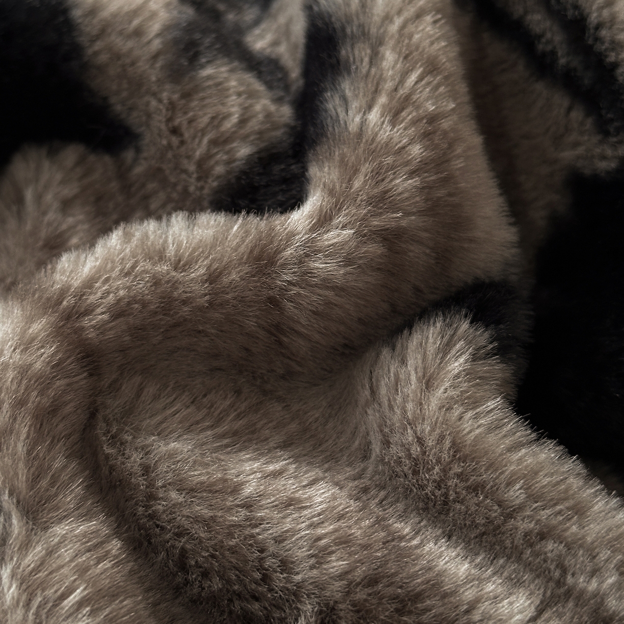 91家纺网 家纺一手货源 找家纺 金艾草 2025新款轻奢獭兔毛美拉德风印花拼角床单款四件套 简爱