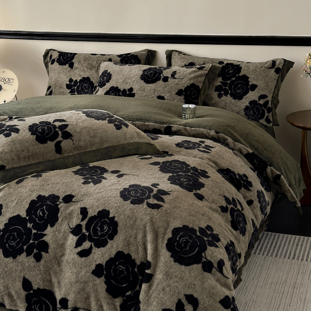 91家纺网 家纺一手货源 找家纺 金艾草 2025新款轻奢獭兔毛美拉德风印花拼角床单款四件套 盛放灰