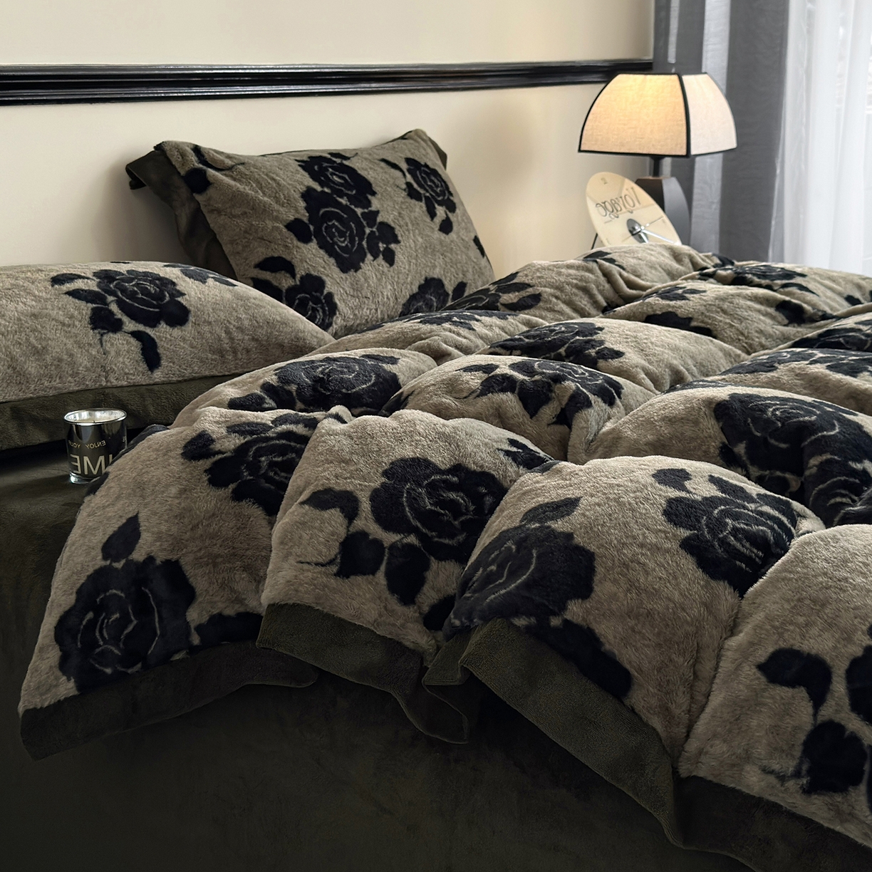 91家纺网 家纺一手货源 找家纺 金艾草 2025新款轻奢獭兔毛美拉德风印花拼角床单款四件套 盛放灰