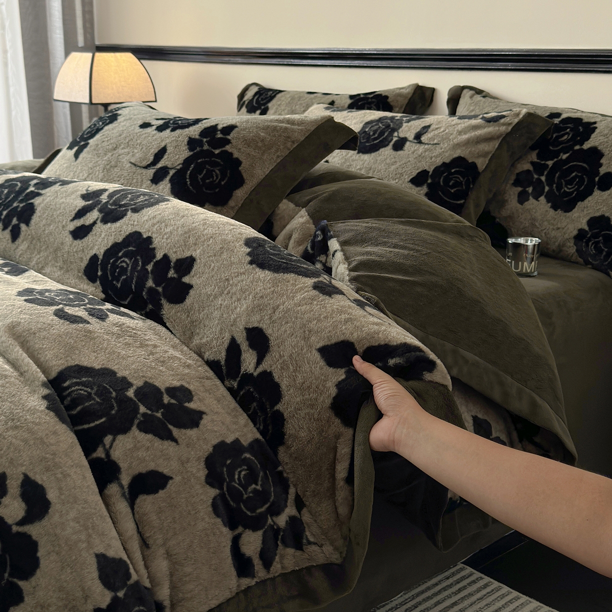 91家纺网 家纺一手货源 找家纺 金艾草 2025新款轻奢獭兔毛美拉德风印花拼角床单款四件套 盛放灰